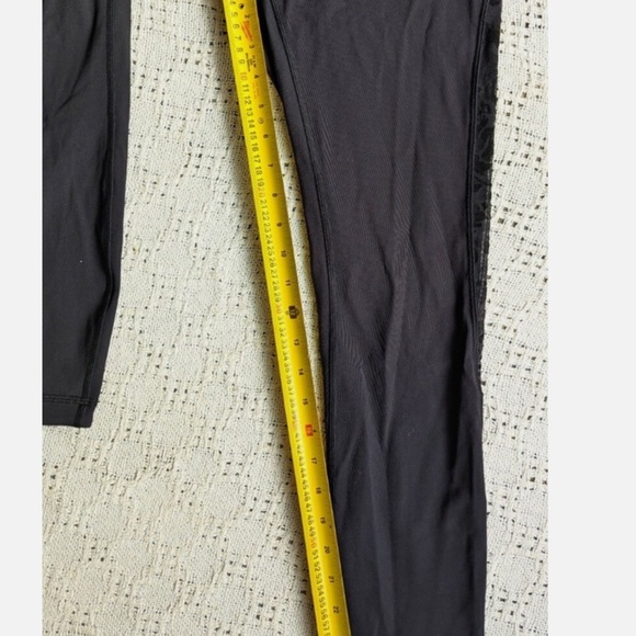 Lululemon Meant To Move 7/8 Tight (25") Black / Flocked Floral Black size 4 EUC - Picture 4 of 7